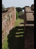 02643 ostia - regio v - insula vi - decumanus maximus - durchgang zur via del mitreo dei serpenti - bli ri sueden.jpg